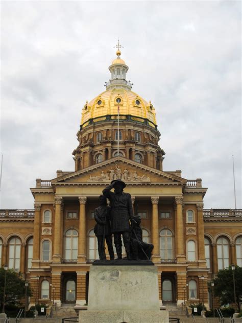 Souvenir Chronicles: DES MOINES, IOWA: STATE CAPITOL BUILDING GROUNDS