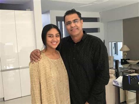 Beautiful Family Pictures of Waqar Younis With His Wife And Kids - Showbiz Pakistan