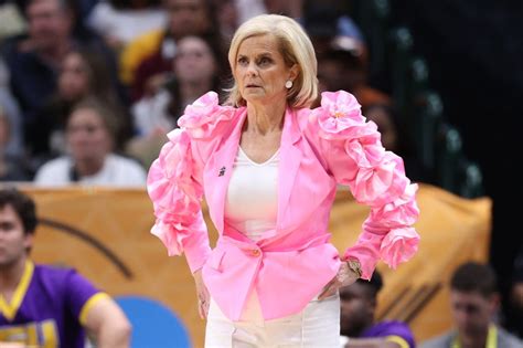 Kim Mulkey dons purple sequined parade blazer for LSU parade