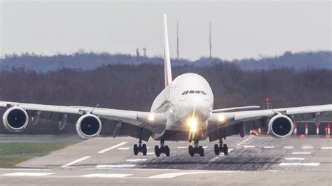 PERFECT AIRBUS A380 CROSSWIND LANDING - GEAR DOWN AND LOCKED (4K) - YouTube