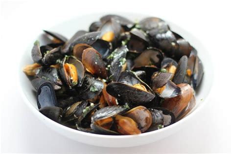 Mussels In Garlic Butter | Mussels recipe, Mussels, Food