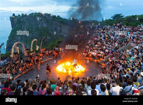 Kecak Fire Dance, Pura Uluwatu Temple, Uluwatu, Bali, Indonesia Stock ...