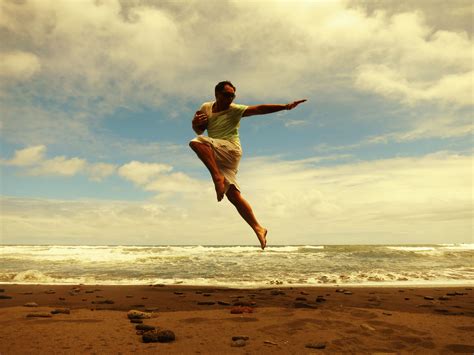 Striking the Hawaiian Heisman pose | Poses, Hawaiian, Best