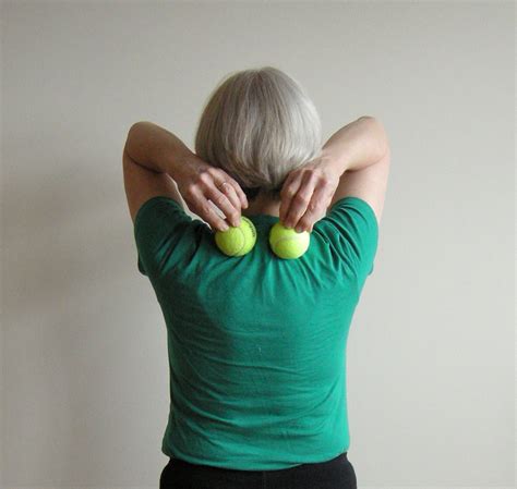 Five-minute yoga challenge: roll your upper back on tennis balls - Five-Minute Yoga