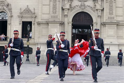 Policía Nacional del Perú encabezó el tradicional Cambio de Guardia en ...