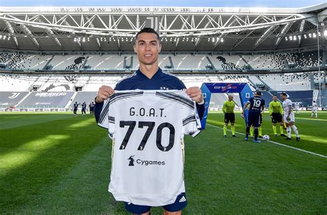 Cristiano Ronaldo presented with GOAT jersey by Juventus after scoring ...