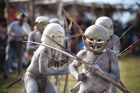 Papua New Guinea’s Ghosts: The Asaro Mudmen - Paga Hill Estate - Port ...