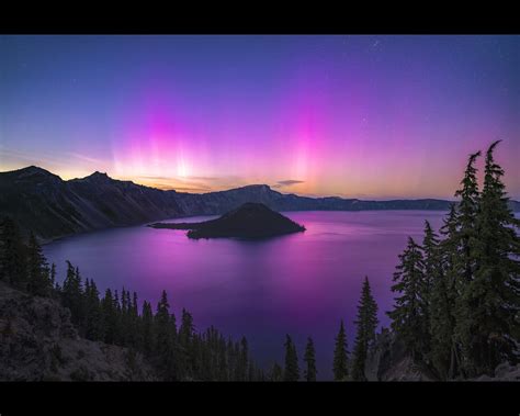 Aurora Borealis over Crater Lake National Park Oregon — Tim Hallam ...