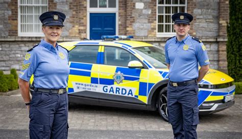 Gardaí to begin wearing new uniforms on duty - BBC News