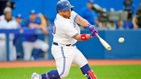 Alejandro Kirk wraps up torrid May with two homers, powers Blue Jays to sixth consecutive win ...