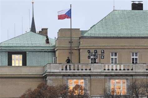 Střelba v Praze: Viděli jsme ho prostřelit si krk, psali si studenti. Na místě zabil 14 lidí ...