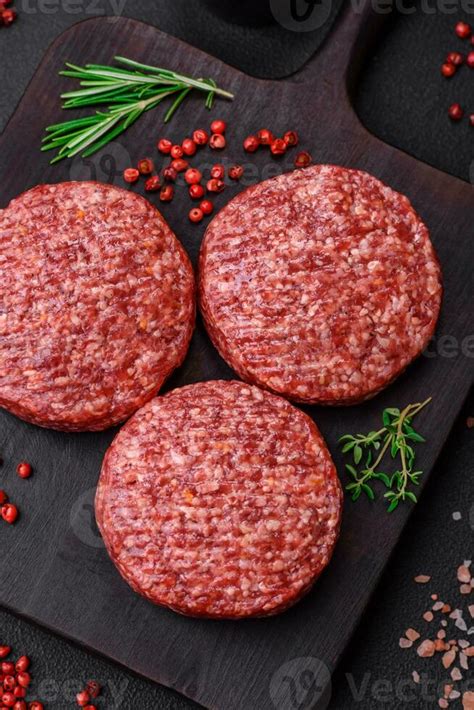 Fresh raw ground beef burger patty with salt and spices 25004435 Stock ...