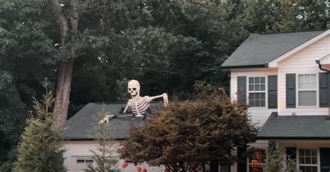 DIY Giant Skeleton Display is Blowing the Roof This Halloween