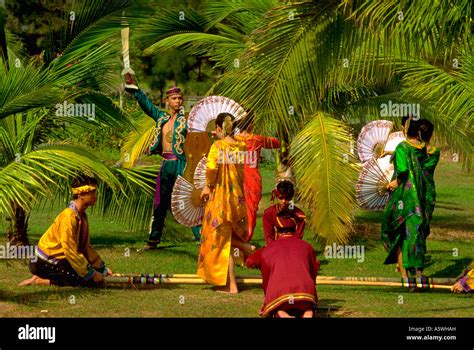 Painet hl0343 dance troup bayanihan perform tradional filipino Stock Photo: 11392648 - Alamy