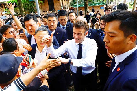 Macron lauded in China for comments on Taiwan - Taipei Times