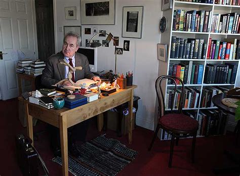 John Banville en su estudio | Babelia | EL PAÍS