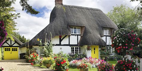 11 Photos of English Country Cottages That Make Us Want One Right Now