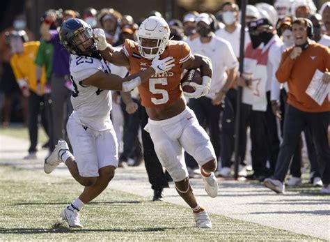 Texas Football: Bijan Robinson wins Big 12 Newcomer of the Week