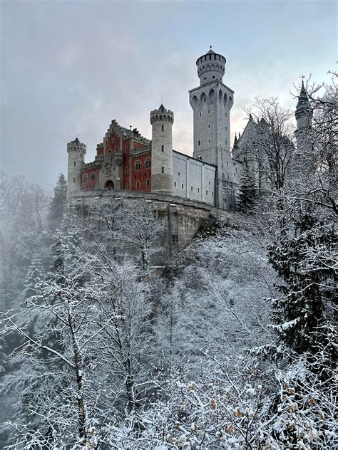 Schloss Neuschwanstein in the snow (4 December 2022) : r/pics