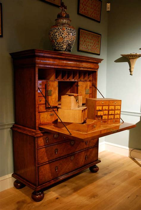 Early 18th Century Veneered Walnut Writing desk or escritoire, circa 1715 For Sale at 1stdibs