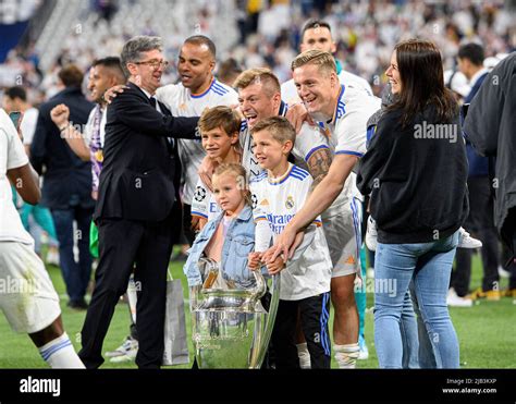 Toni Kroos (real) with the trophy and his family, children, brother ...