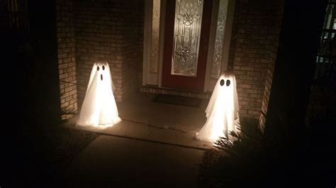 How to Make DIY Halloween Ghost Lights For Your Front Porch