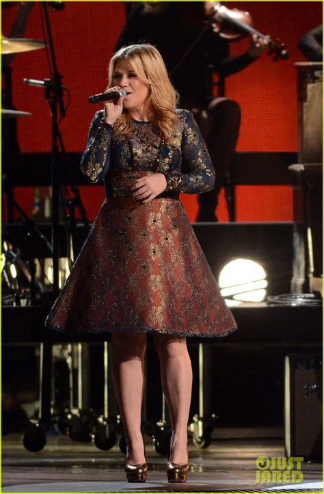 Kelly Clarkson - CMAs Live Duet with Vince Gill : Photo 2749652 | 2012 ...