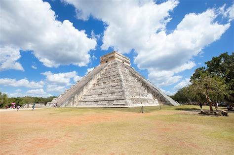 Premium Photo | Kukulkan pyramid in chichen itza site mexico