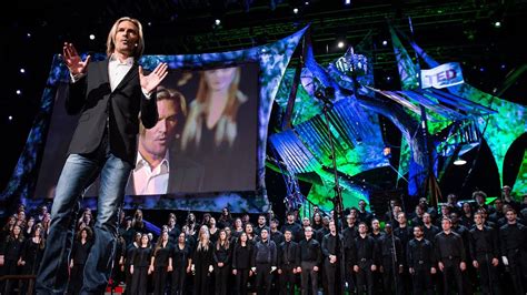 Eric Whitacre: Virtual Choir Live - YouTube