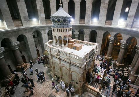 Thousands gather to see restored site of Jesus’s tomb in Jerusalem ...