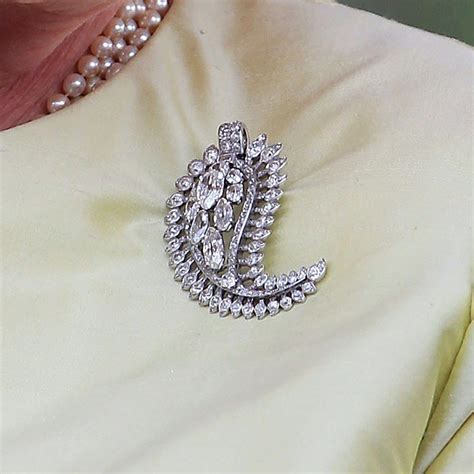 The Meaning Behind Each Of Queen Elizabeth's Famous Brooches in 2022 ...