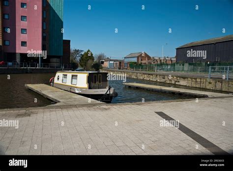 Narrow boat and the Loughborough Canal Basin on the Grand Union Canal, Loughborough ...