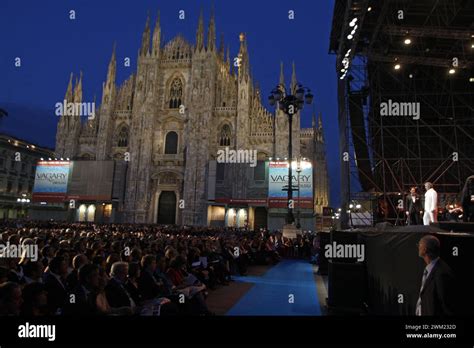 Andrea bocelli duomo di milano hi-res stock photography and images - Alamy