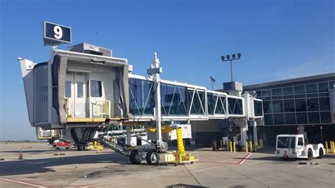 Wichita airport’s glass jet bridges heat up despite AC | Wichita Eagle