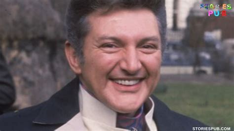 Liberace American Pianist: Born, Family, Career & Death - Storiespub