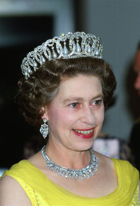 All of the Queen's Most Amazing Necklaces | Queen elizabeth jewels ...