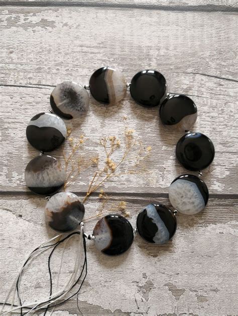 Black and white banded Agate | Banded agate, Agate beads, Stone beads