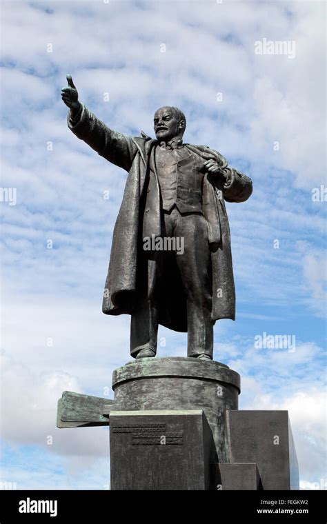 Statue of Lenin in Ploshchad Lenina (Lenin Square) in St Petersburg ...