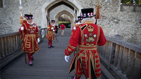 Coronavirus: Tower of London Beefeaters face job cuts due to pandemic - BBC News