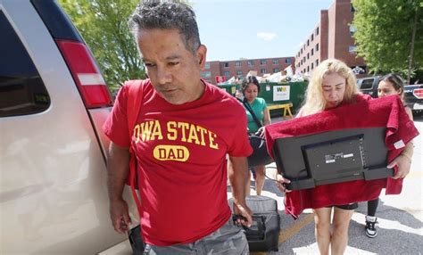 Photos: New students move into Iowa State University dorms