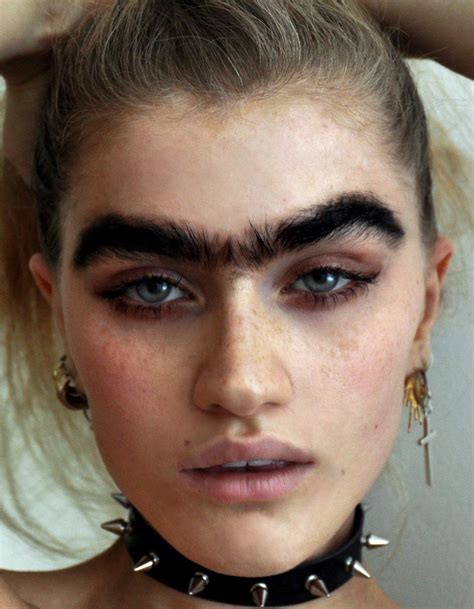 This model is embracing her unibrow | Eyebrow trends, Unibrow, Beauty trends