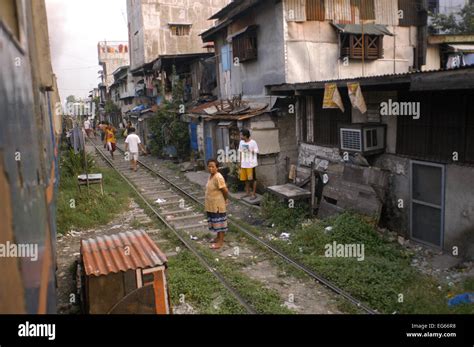 Squatters along railway in manila hi-res stock photography and images - Alamy