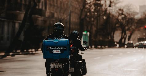 Foto de stock gratuita sobre carretera, conductor de entrega, domino's pizza