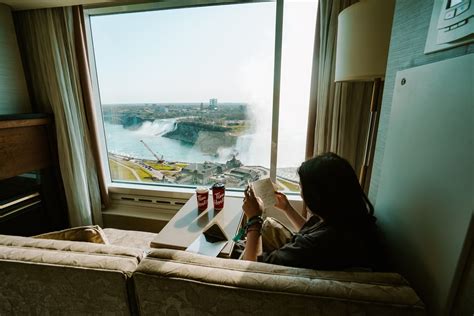 10 Best Hotels With a View of Niagara Falls [2023 Guide]