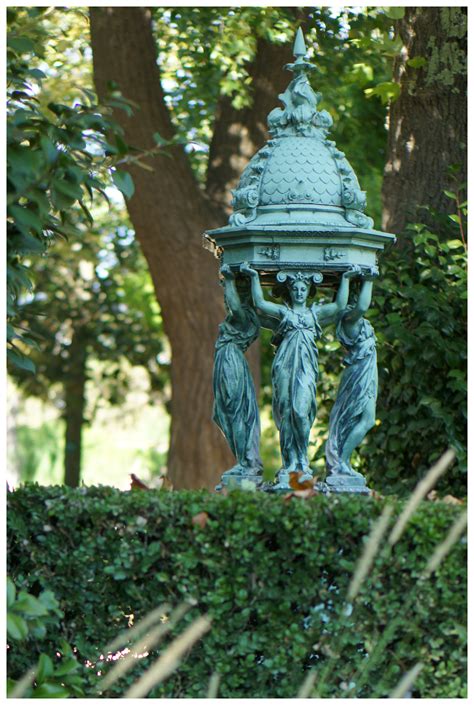 CERGIPONTIN: L’Eau de la Fontaine - the drinking Fountain