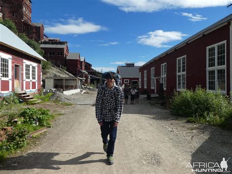 Hiking through the historic mining town of Kennicott Alaska USA | AfricaHunting.com