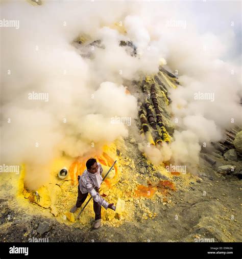 Sulfur miner collecting sulfur at Kawah Ijen volcano in East Java, Indonesia Stock Photo - Alamy