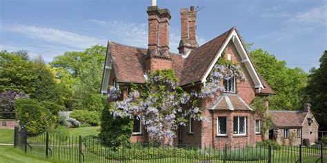 11 Photos of English Country Cottages That Make Us Want One Right Now | English country cottages ...