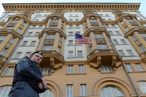 Watch as Russian policeman tackles US diplomat to the ground outside Moscow embassy | IBTimes UK