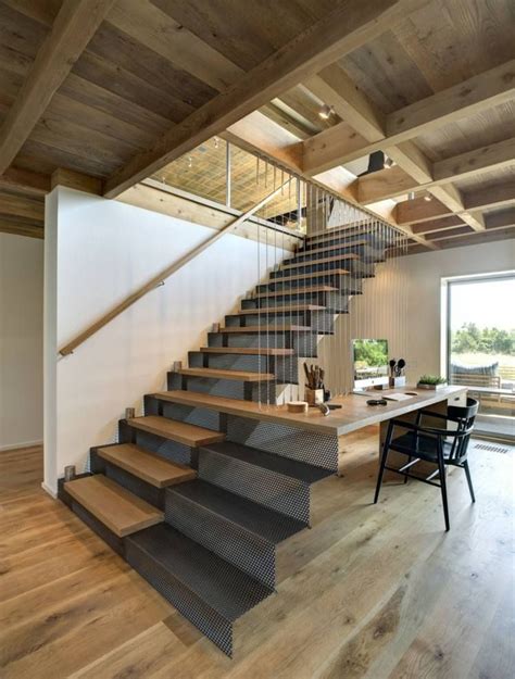 Das Design der Treppe bezieht einen Schreibtisch mit ein Steel Stairs ...